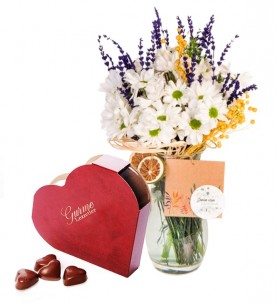 Cam Vazoda Papatyalar ve Kalpli Çikolata