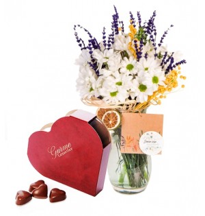 Cam Vazoda Papatyalar ve Kalpli Çikolata